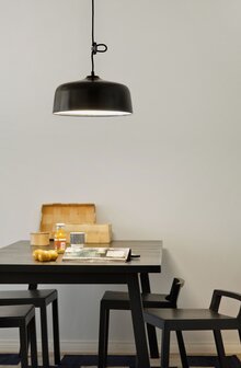 Daglicht hanglamp boven de eettafel, cre&euml;ert een heldere en gezellige sfeer tijdens het eten