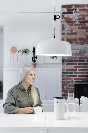 Daglicht hanglamp boven de keukentafel, zorgt voor helder licht tijdens het koken