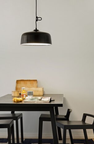 Daglicht hanglamp boven de eettafel, creëert een heldere en gezellige sfeer tijdens het eten